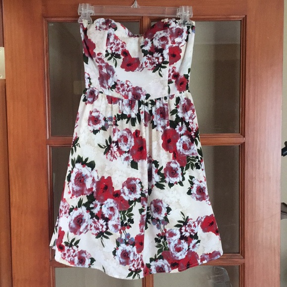Dresses & Skirts - Strapless floral homecoming/formal dress